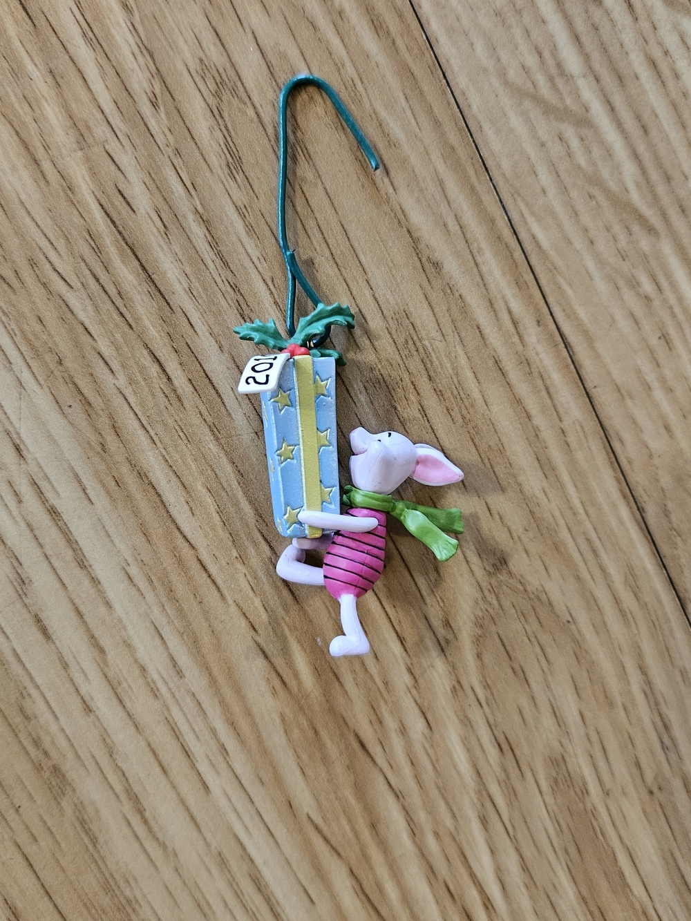 2010 Hallmark Keepsake Disney "A Friendly Sort of Gift" Mini Piglet Ornament
